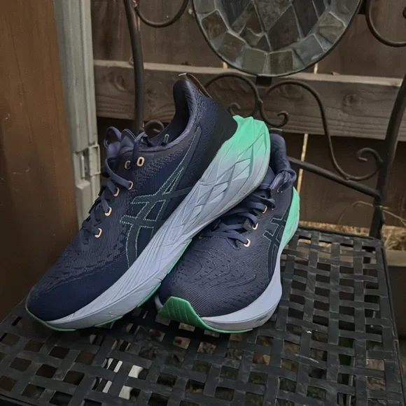 Asics Novablast 4 Womens Sz US Thunder Blue Athletic Running Shoes Sneakers - Picture 3 of 12